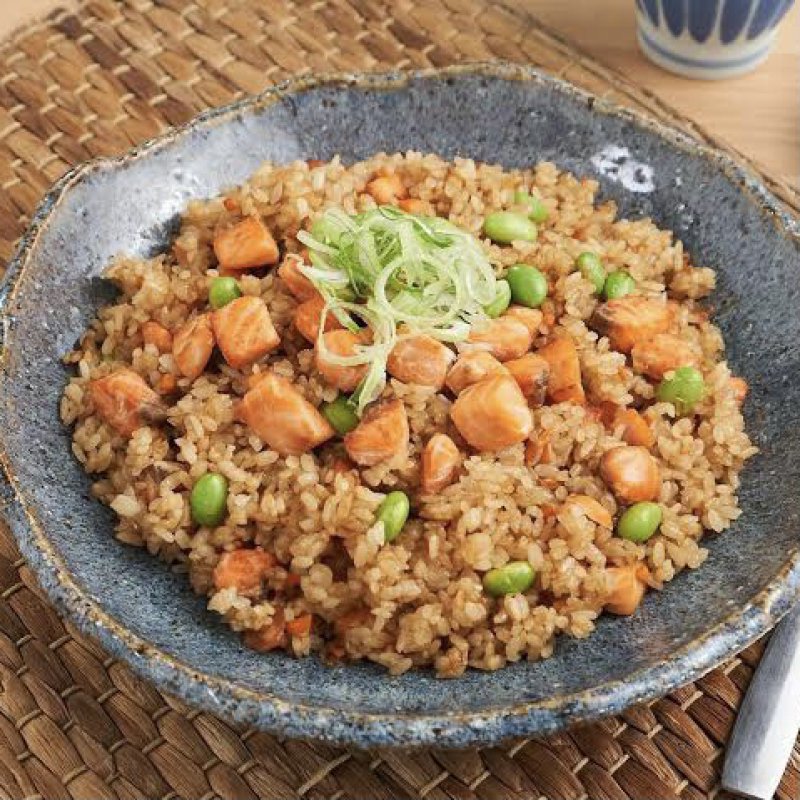 ข้าวผัดปลาแซลม่อน