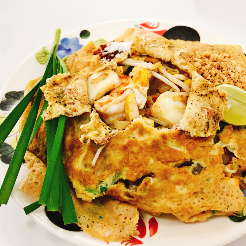 ผัดไทยกุ้งสดห่อไข่...