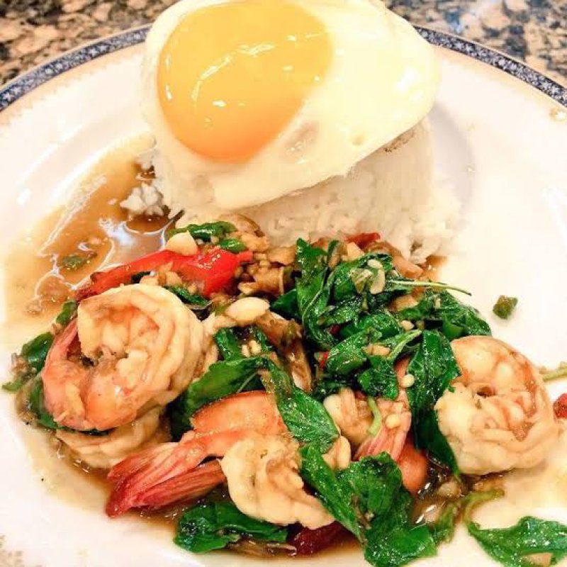 ข้าวกระเพรากุ้งไข่ดาว