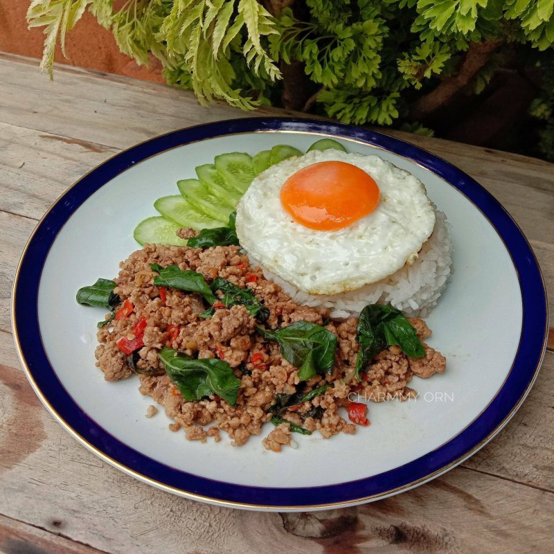 ข้าวกระเพราหมูสับไข่ดาว