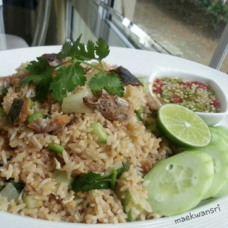 ข้าวผัดปลาเค็ม ใหญ่
